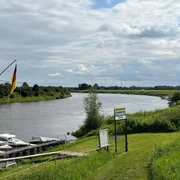Wassersportverein Langwedel Boote und Fluss an einem ruhigen Sommertag mit weitem Himmel im Wassersportverein Langwedel.