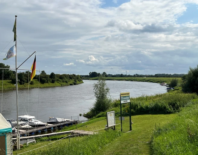 Wassersportverein Langwedel Boote und Fluss an einem ruhigen Sommertag mit weitem Himmel im Wassersportverein Langwedel.
