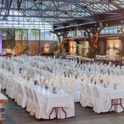 Stilvolles Bankett – Elegantes Event in beeindruckender Location" Stilvolles Bankett in Eventlocation im Industrial LookStylish banquet in an event location with an industrial look