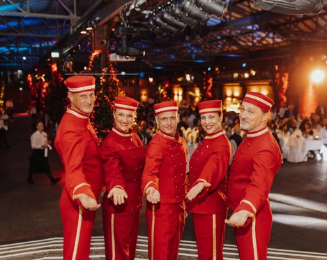 Charmanter Empfang – Pagen Walking Act bei festlichem Event Empfang mit Pagen Walking Act bei festlichem EventReception with page walking act at festive event