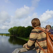 Ausblick von der Brücke mit Knick Zwei junge Männer auf der Brücke mit dem Knick blicken auf die Hamme