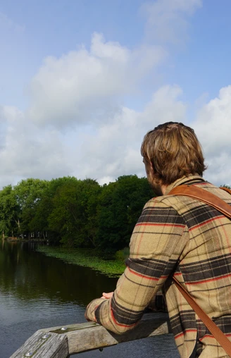Ausblick von der Brücke mit Knick Zwei junge Männer auf der Brücke mit dem Knick blicken auf die Hamme