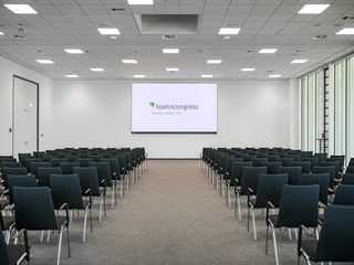 Confex_Level2_Room_P+Q_4 Heller Konferenzraum mit Tageslicht, Reihenbestuhlung und TVBright conference room with daylight, theatre-style seating and TV