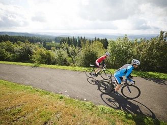 rennradfahrer-ausblick c) Paul Masukowitz Sauerland-Tourismus.jpg