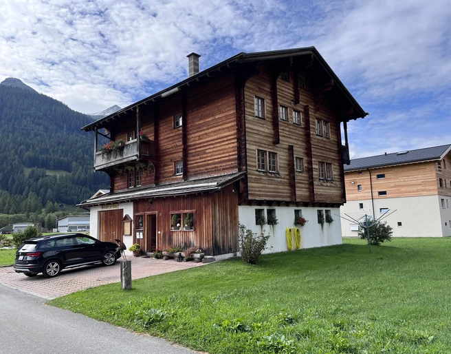 Ost- und Nordfassade
