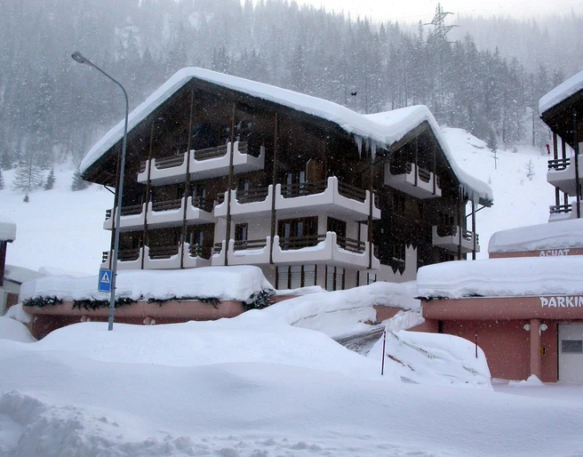 Oberwald Wohnung Kristall, Hausansicht Winter