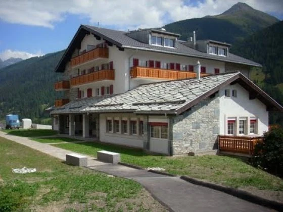 Haus Gomesia Aussenansicht Sommer