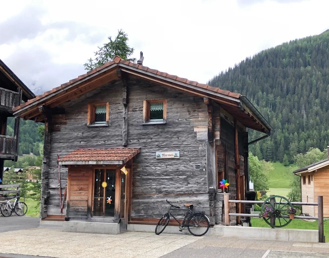 Das "Murmeli" von der Furkastrasse aus