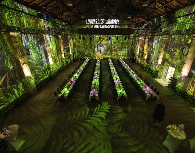 Tagungsraum Maschinenhalle in Blocktafel-Bestuhlung in der Eventlocation Kunstkraftwerk | Leipzig Convention Bureau Tagungsraum Maschinenhalle in Blocktafel-Bestuhlung in der Eventlocation Kunstkraftwerk – präsentiert vom Leipzig Convention BureauMeeting room Maschinenhalle with conference style seating at the event venue Kunstkraftwerk – presented by the Leipzig Convention Bureau