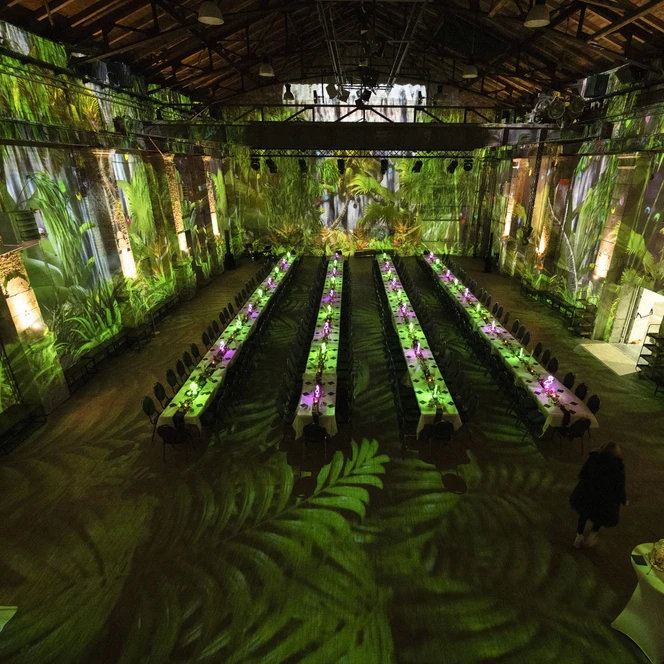 Tagungsraum Maschinenhalle in Blocktafel-Bestuhlung in der Eventlocation Kunstkraftwerk | Leipzig Convention Bureau