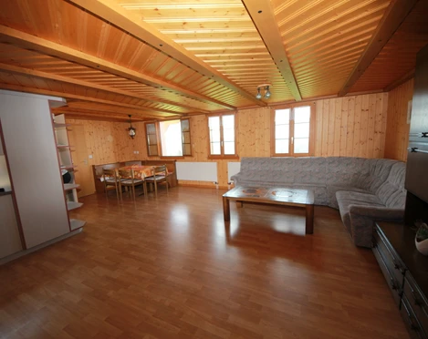 Im Wohnzimmer gibt es reichlich Platz für entspannte Stunden