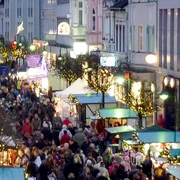 Weihnachtsmarkt in Hilden Weihnachtsmarkt in Hilden: Festlich beleuchtete Buden und Besucherströme in einer belebten Altstadt.