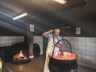 Josef Brun in der Alpkäserei