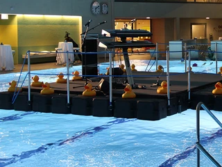 mSa Firmenevents Individuelle Firmenevents von mSa: Entenrennen im PoolCustomized company events from mSa: duck races in the pool