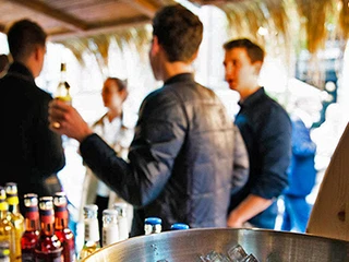 mSa Club Tropicana Club Tropicana Sommerfest: Personen stehen im Kreis und unterhalten sichClub Tropicana summer festival: people are standing in a circle and chatting