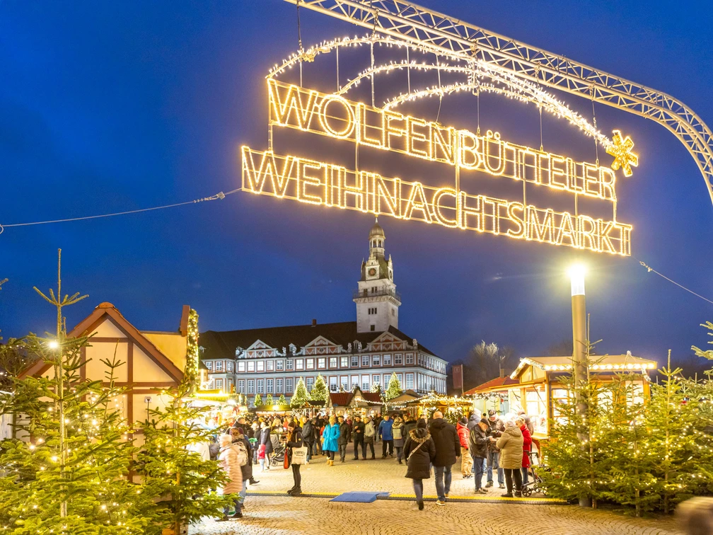 Weihnachtsmarkt Wolfenbüttel Leuchtender Schriftzug Wolfenbütteler Weihnachtsmarkt überspannt den Eingangsbereich zu einem stimmungsvollen Markt
