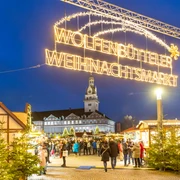 Weihnachtsmarkt Wolfenbüttel Leuchtender Schriftzug Wolfenbütteler Weihnachtsmarkt überspannt den Eingangsbereich zu einem stimmungsvollen Markt