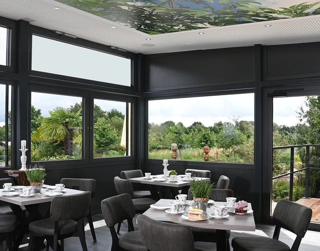 Innenbereich Wintergartencafé Opa Ernys Garten.jpg Innenbereich Wintergartencafé Opa Ernys Garten