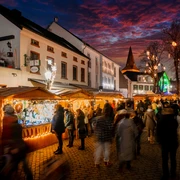Der Monheimer Weihnachtsmarkt in der Altstadt Weihnachtsmarkt in Monheims Altstadt mit beleuchteten Ständen, Menschenmengen und dekorierten Bäumen.