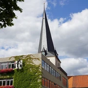 Rathaus Schöppenstedt mit Till Eulenspiegel, im Hintergrund St. Stephanus