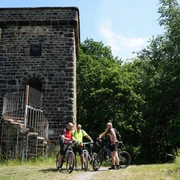 Magdeburger Warte mit Radfahrern