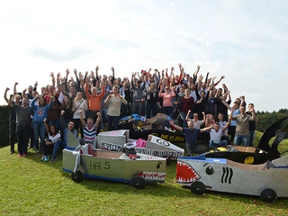 mSa Seifenkistenrennen Teamfoto mit bunten, selbstgebastelten SeifenkistenTeam photo with colorful, selfmade soapboxes
