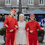 Eleganter Empfang – Die Pagen als Walking Act für besondere Events Eleganter Empfang – Die Pagen als Walking Act für besondere EventsElegant reception – the bellboys as a walking act for special events