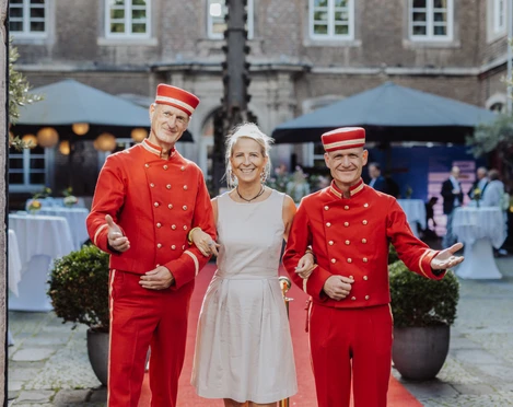 Eleganter Empfang – Die Pagen als Walking Act für besondere Events Eleganter Empfang – Die Pagen als Walking Act für besondere EventsElegant reception – the bellboys as a walking act for special events