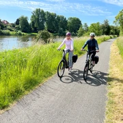 Radfahrer an der Weser in Nienburg Radfahrer an der Weser in Nienburg