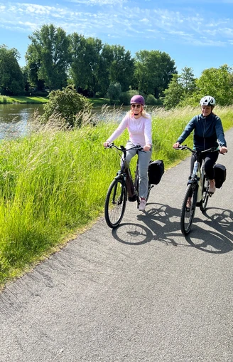 Radfahrer an der Weser in Nienburg Radfahrer an der Weser in Nienburg