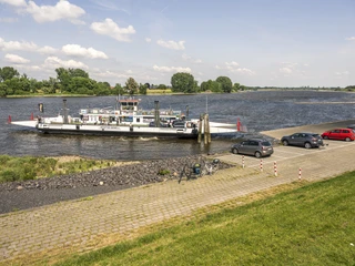 Hoopte op de Elbe met de Elbe veerboot Hoopte an der Elbe mit der ElbfähreHoopte on the Elbe with the Elbe ferryHoopte sur l'Elbe avec le bac sur l'ElbeHoopte op de Elbe met de Elbe veerbootHoopte på Elben med Elbe-færgen
