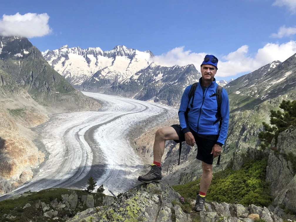 Wanderleiter Werner Salzmann am Grossen Aletschgletscher Wanderleiter Werner Salzmann am Grossen Aletschgletscher