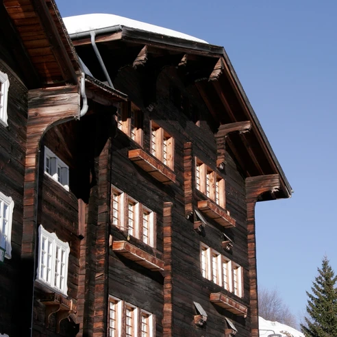 Sonnengebräunte Häuser im Bergdorf Niederwald