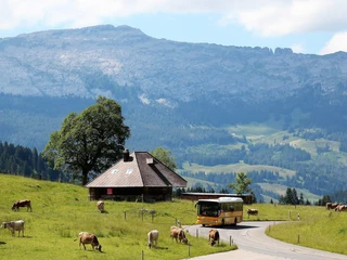 Verkehr_Postauto_mit_Schratteflue_bei_Schoeneboden_Soerenberg_Richard_Portmann.jpg
