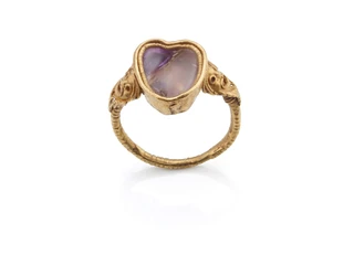 Finger ring, Hellenistic, 3rd-2nd century BC. Hellenistischer Fingerring aus Gold mit herzförmigem Amethyst, filigran gearbeitet.Hellenistic gold finger ring with a heart-shaped amethyst, delicately crafted.