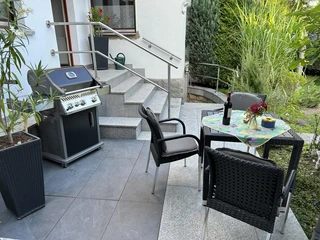 Terrasse mit Grill und Sitzecke