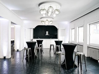 FoyerKuechenstudio.jpg Foyer und Kuechenstudio mit Stehtischen foyer and kitchen studio with high tables