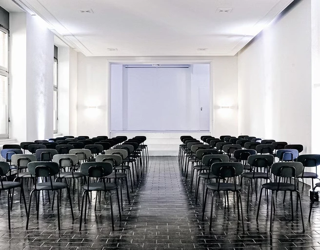 GroßerSaal.jpg Großer Veranstaltungssaal mit Tageslicht und ReihenbestuhlungGroßer Veranstaltungssaal mit Tageslicht und Reihenbestuhlung