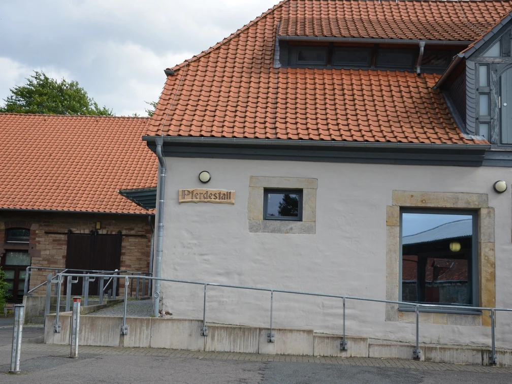 Pferdestall als Veranstaltungszentrum auf dem Gelände der Wasserburg Gebhardshagen in Salzgitter