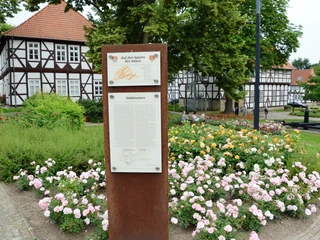 Infostele Salzbrunnen im Rosengarten Salzgitter-Bad