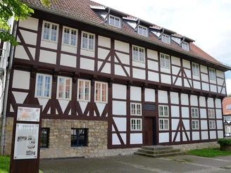 Infostele zum Solbad Salzgitter vor dem Kniestedter Gutshaus im Rosengarten Salzgitter-Bad