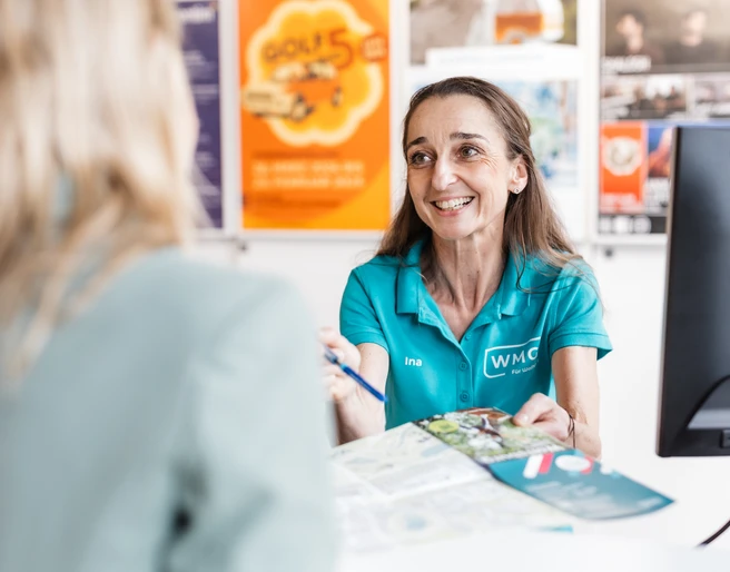 Beratung in der Tourist-Information im Wolfsburg Store.jpg