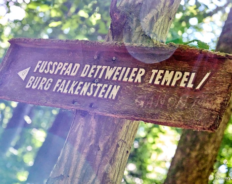 Auf dem Burghain zum Dettweiler Tempel Wegweiser aus Holz zum Dettweiler Tempel