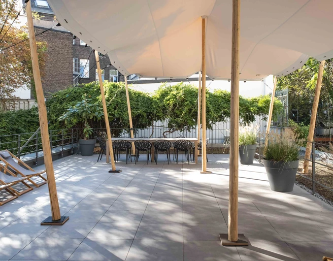 raeume HZR55 Eventterrasse mit Segel 3.jpg Bepflanzte Eventterrasse mit Sonnensegel, Liegestühlen und TischEvent terrace with plants, sun shade, sun loungers and table