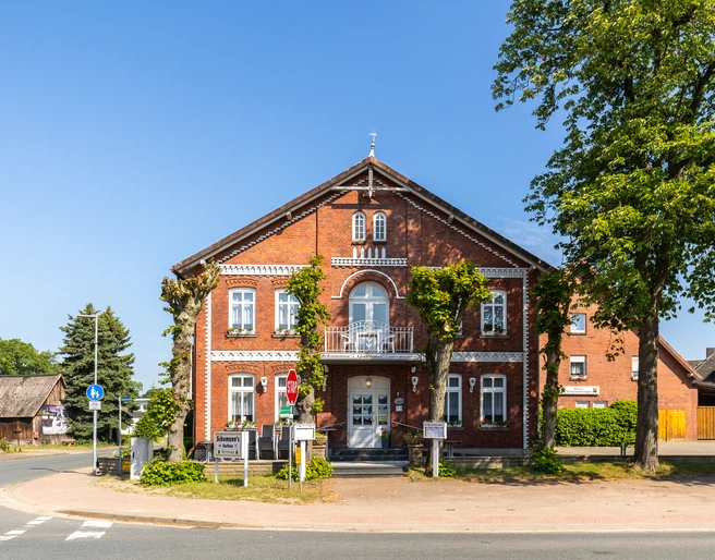 Bispingen_Schumanns_Gasthaus_außen_ccbysa_tl_20240521-2.jpg