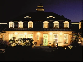 Außenansicht am Abend vom Hotel am Stadtpart in Hilden Das Bild zeigt eine abendliche Außenansicht des Hotels am Stadtpark Hilden mit beleuchtetem Eingangsbereich.