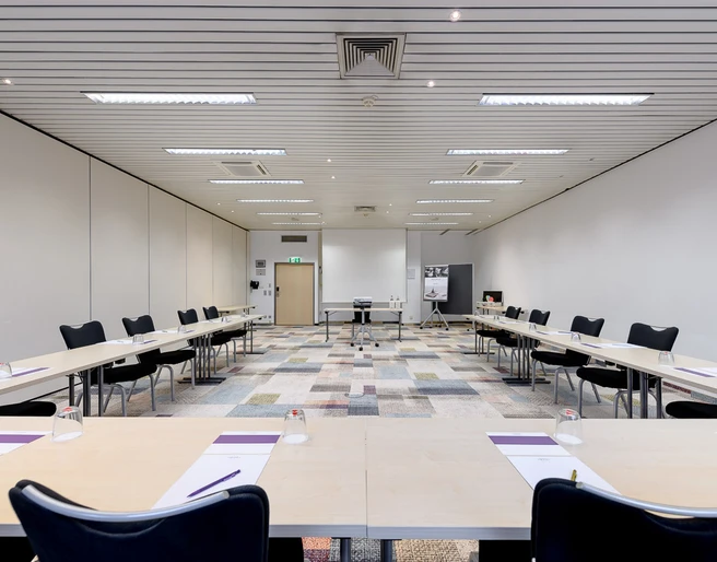 Tagungsraum  Großer Tagungsraum mit U-Form BestuhlungLarge conference room with U-shaped seating