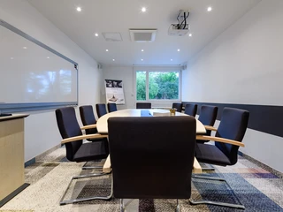 Tagungsraum  Tagungsraum mit Blockbestuhlung, Tageslicht und MagnettafelMeeting room with block seating, daylight and magnetic board