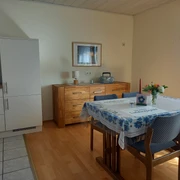 fewo_feldundwiese_essbereich.jpg Küche mit Essbereich und Kommode mit Radio