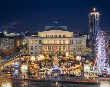 Weihnachtsmarkt auf dem Augustusplatz - Weihnachten in Leipzig Blick auf den hell erleuchteten Augustusplatz mit dem Märchenwald und Riesenrad am Abend mit der Oper im Hintergrund